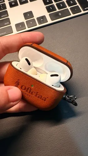 AirPods Pro 1ª geração muito conservados + capinha premium de couro