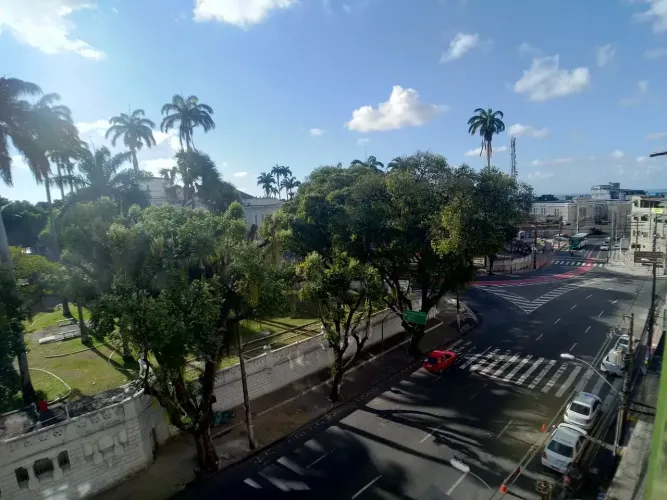 Apartamento amplo, 2 quartos, 1 suíte, varanda, porcelanato - Campo Grande