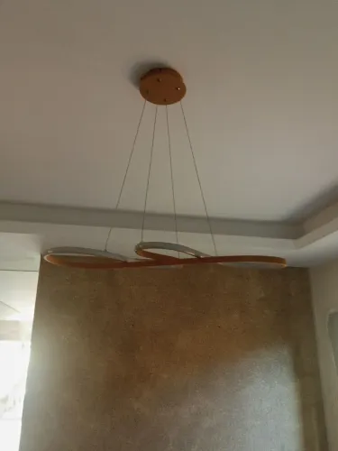 Vendo luminária com três tipos de cores de iluminação 