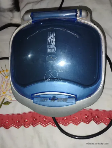 Vendo saduicheira está otima