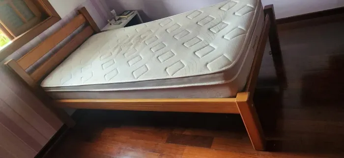 Cama de solteiro americano (Viúva), madeira maciça cerejeira, com colchão. Bem conservados