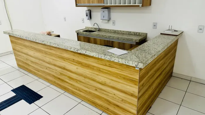 Vendo bancada de bar restaurante com pedra e cubas.