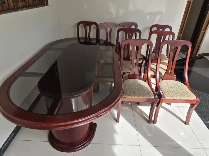 Mesa de  jantar 8 lugares elegante com madeira antiga vidro impecáve e buffet e espelho