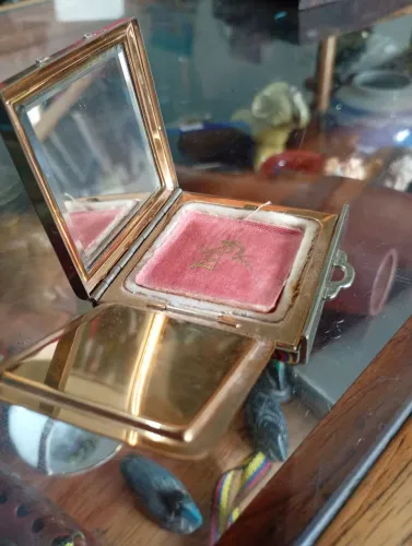 Nome do Produto: Porta-pó compacto vintage (ou Estojo de pó facial)