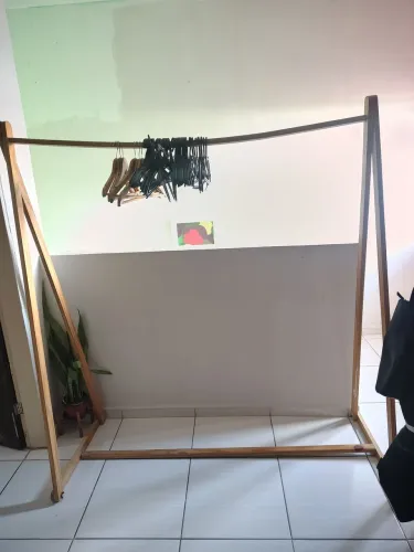 Arara c/ 6 cabides de madeira