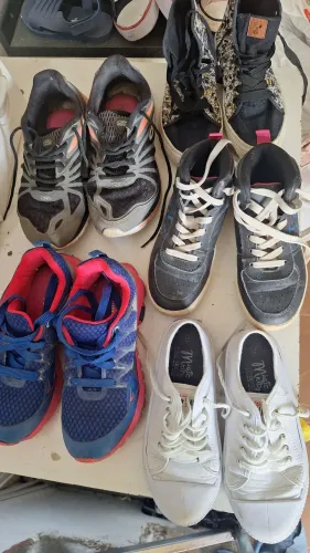Vendo 5 pares de tênis, cm marcas de uso . Tam34 e 37