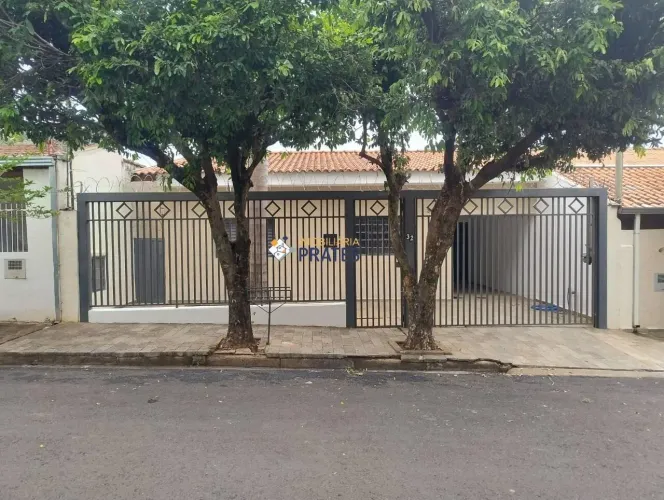 Linda casa residencial no Jardim América, à poucos metros da Padaria Cake 10, próximo à Av