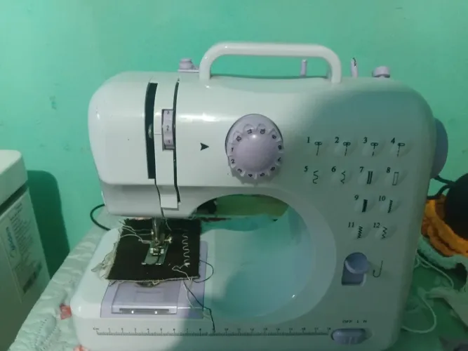 Maquina de costura portátil