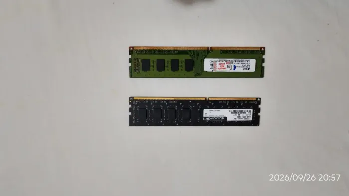 Duas Memória Ram DDR3 UMA DE 4GB OUTRA DE 8GB