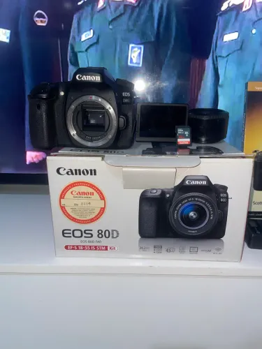 Canon 80D na Caixa + 4 Baterias + 2 Carregadores + Cartão 32GB e Lente 50mm com erro 01.