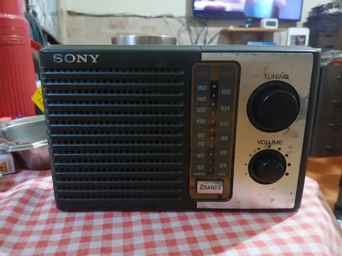 Sony radio vintage Modelo ICF-F10 funcionando para retirada de peças.