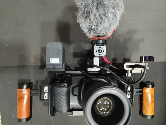 Câmera Blackmagic Pocket Cinema 4k+Adaptador para Baterias NP+HD Externo+Cage+Microfone Di