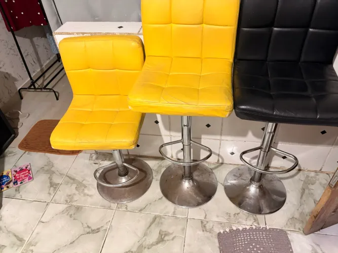 Banqueta giratória com regulagem de altura.