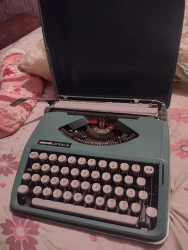 vende-se maquina de escrever olivetti lettera 82