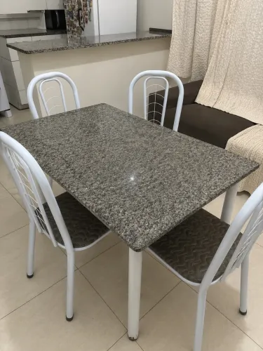 Conjunto mesa com 4 cadeiras