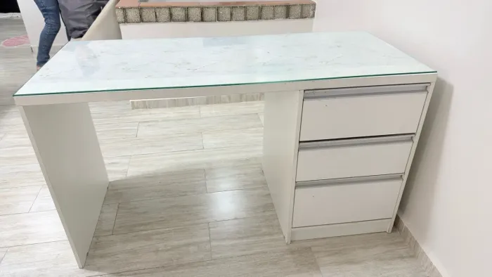 mesa com gavetas