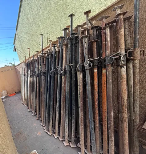 Vende-se escoras metálicas usadas