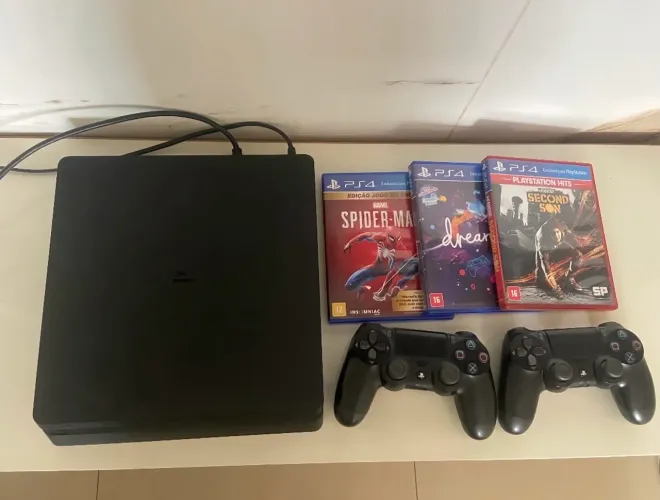 PlayStation 4 Slim 1Terabyte com 2 controles e 3 jogos