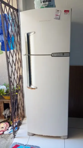 Uma geladeira Brastemp com marcas de uso