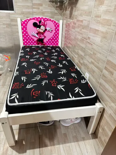 Cama de criança com cabeceira da Mine 