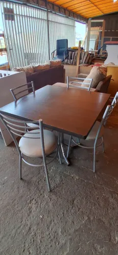 Mesa com 4 cadeiras
