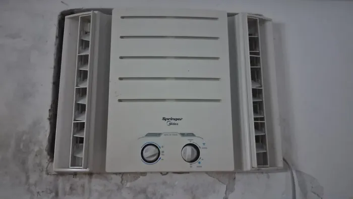 Vende-se Ar condicionado Gelando, 01 ano de uso, motivo mudança