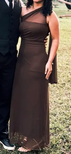 Vestido de festa novo veste tamanho 36 cor marrom com tule