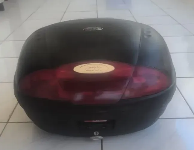USADO - BAÚ MOTO 45L GIVI SIMPLY PRETO LENTE VERMELHA
