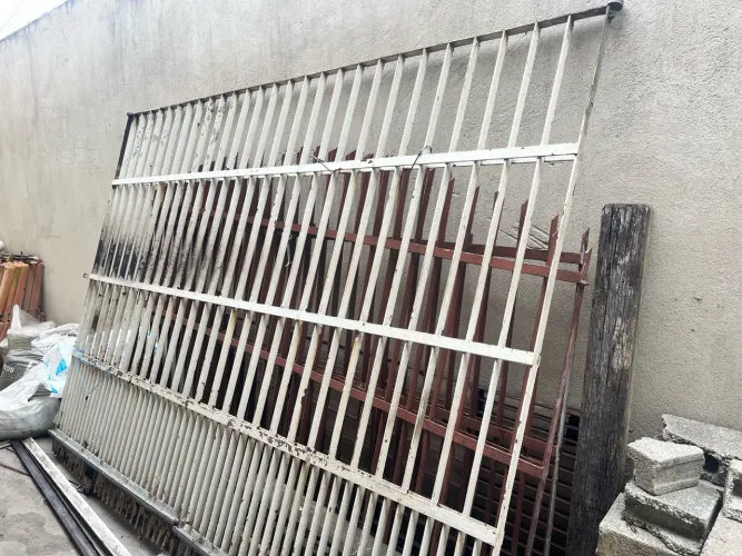 Gradas e portões para muro 