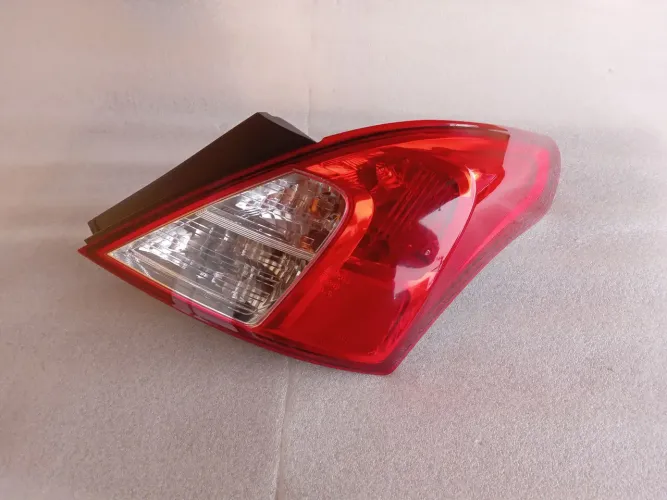 LANTERNA TRASEIRA LADO DIREITO NISSAN VERSA ANO 2011 ATE 2020 PRECISANDO SÓ CHAMAR