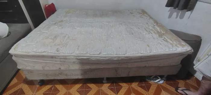 vende-se base de cama box + colchao 