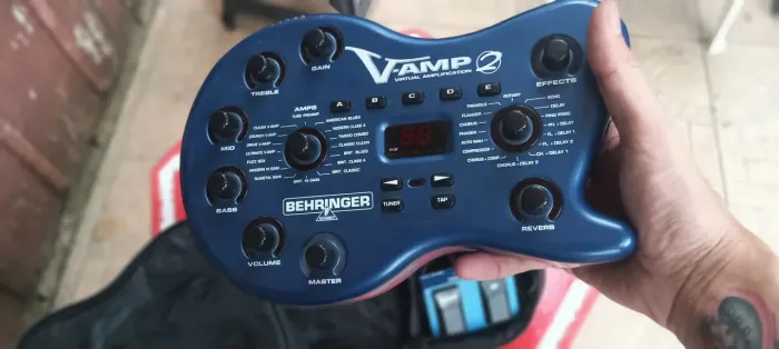 Vendo Pedaleira Behringer VAmp2