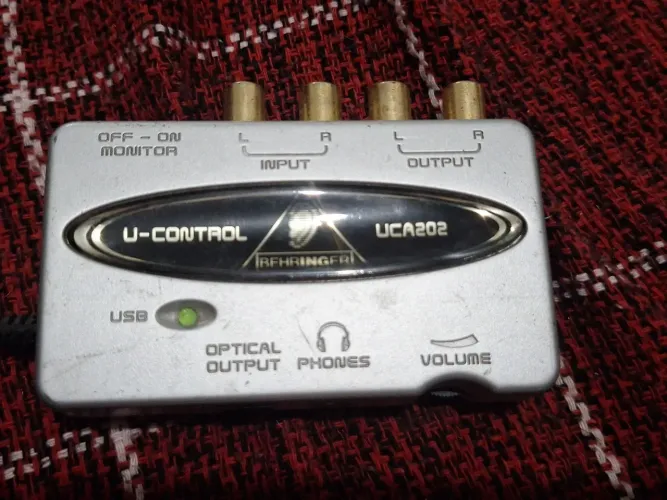 Interface de Áudio Behringer U-Control UCA202 USB