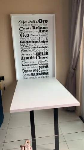 Mesa com tampa de vidro