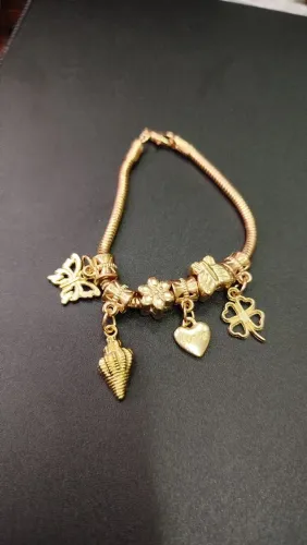 Pulseira dourada com berloques da marca Morana
