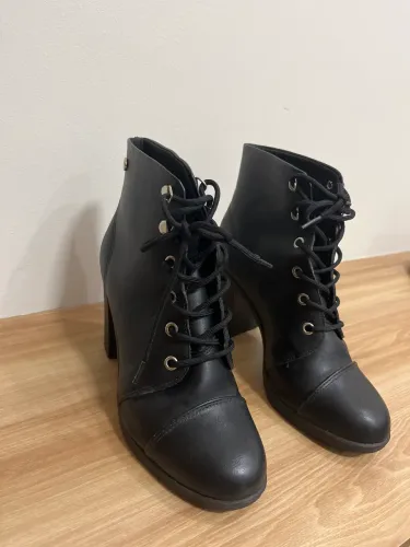 Bota coturno Viauno cano médio 36 (seminova)