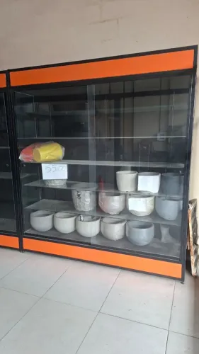 Vitrine Expositora de Ferro e Vidro com Porta de correr 2,20m x 2,00m