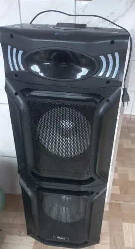 CAIXA DE SOM POTENTE !!! Usado porém funciona tudo um excelente som e muito alto