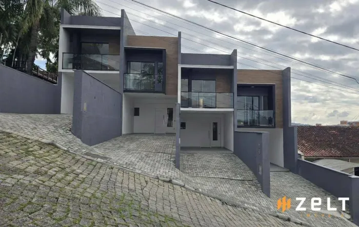 Sobrado Alto Padrão a Venda 2 Suítes e 92m², Valor R$460.000,00 no bairro Escola Agrícola