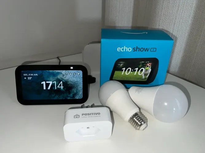 Kit Casa Inteligente Completo: Amazon Echo Show 5 + Lâmpadas + Tomada Wi-Fi