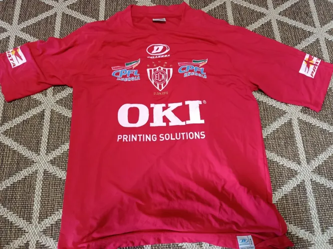 Diversas camisas oficiais de jogos 