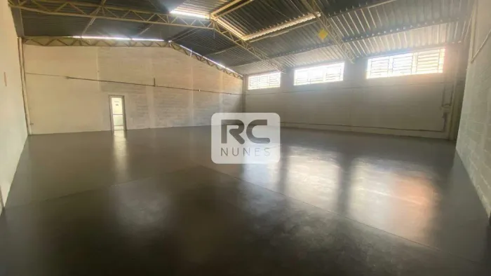 Galpão comercial com área de 450m², 02 banheiros, no bairro Santo André, Belo Horizonte/MG