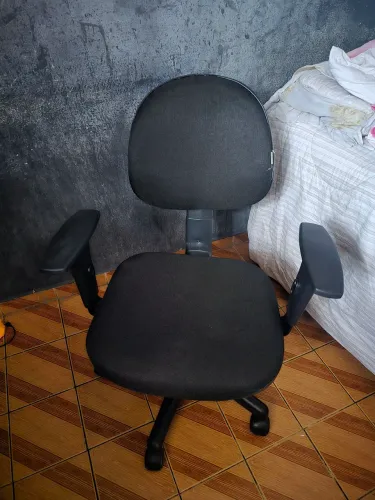 Cadeira de Escritorio Giratória com Rodinhas e Braço em tecido preto e ajuste para deitar