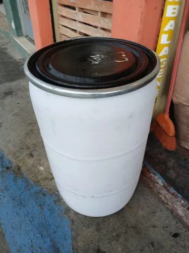 bombona branca com tampa e lacre