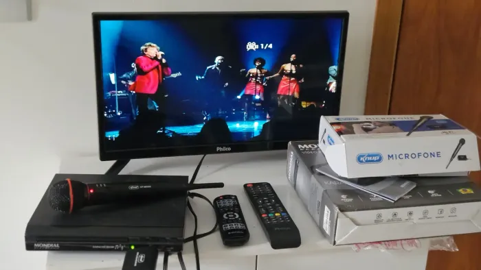 Kit TV 20 polegadas, DVD e Microfone sem fio.