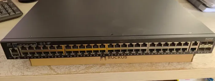 Switch Ruckus 48P POE e 4P SFP+ 10G - ICX7150 48P