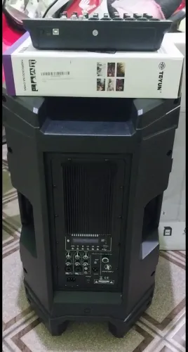 Vendo uma caixa de som da JF potência da caixa 1200 w e uma mesa de som de oito canais 