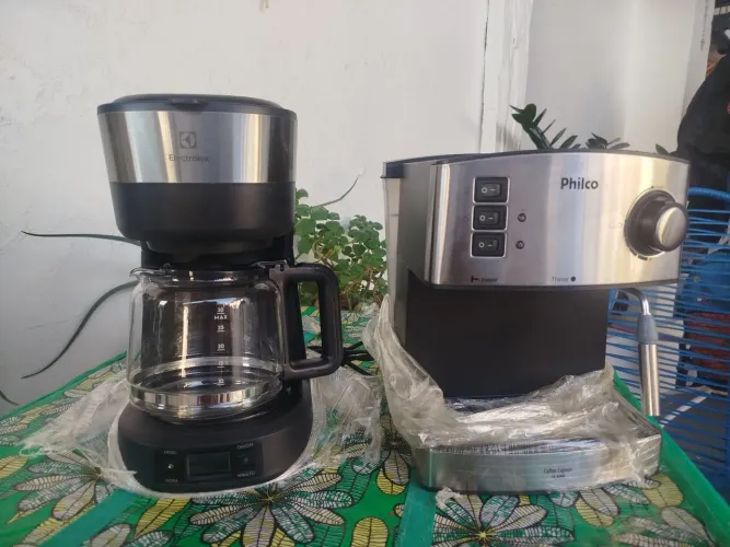 Cafeteira Eletrolux 30 xícaras e Cafeteira Philco Express 15bar