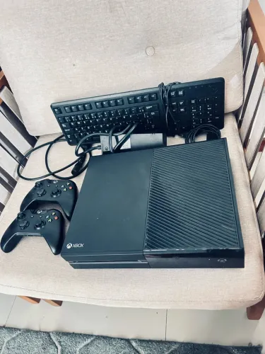 Xbox one 365gb + 2 controles originais