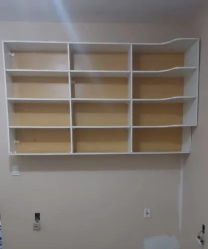 Armário de parede (R$ 1.200,00) Divisória com porta (R$600,00)